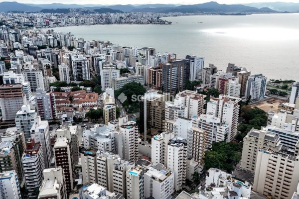 Apartamento à venda com 150m², 3 quartos, 3 suítes, 2 vagas no bairro Centro em Florianópolis
