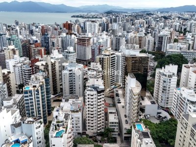 Apartamento à venda com 150m², 3 quartos, 3 suítes, 2 vagas no bairro Centro em Florianópolis - Foto 40