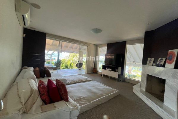 Casa à venda com 440m², 5 quartos, 4 suítes, 4 vagas no bairro Lagoa da Conceição em Florianópolis