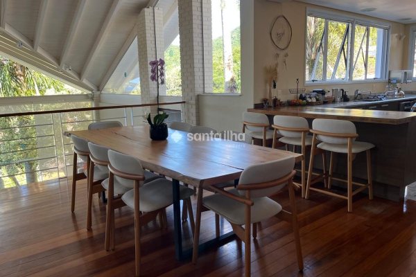 Casa à venda com 440m², 5 quartos, 4 suítes, 4 vagas no bairro Lagoa da Conceição em Florianópolis