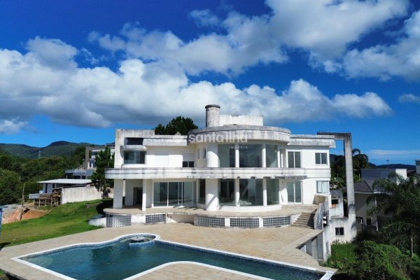 Casa à venda com 1.800m², 6 quartos, 6 suítes, 3 vagas no bairro João Paulo em Florianópolis
