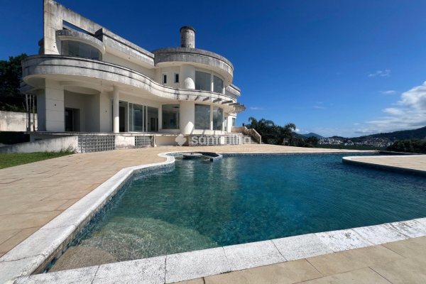 Casa à venda com 1.800m², 6 quartos, 6 suítes, 3 vagas no bairro João Paulo em Florianópolis