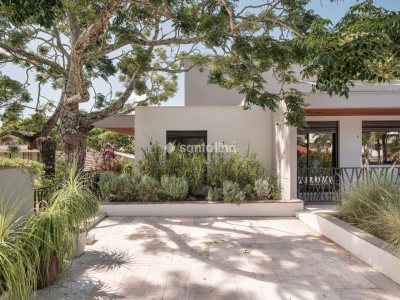 Casa à venda com 433m², 5 quartos, 3 suítes, 3 vagas no bairro Lagoa da Conceição em Florianópolis - Foto 3