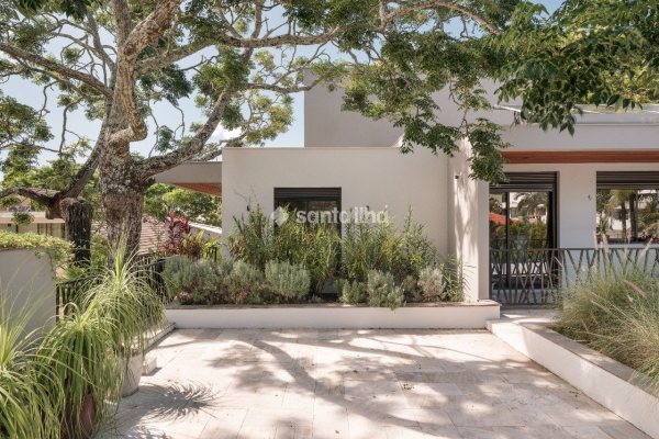 Casa à venda com 433m², 5 quartos, 3 suítes, 3 vagas no bairro Lagoa da Conceição em Florianópolis