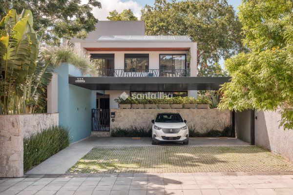 Casa à venda com 433m², 5 quartos, 3 suítes, 3 vagas no bairro Lagoa da Conceição em Florianópolis