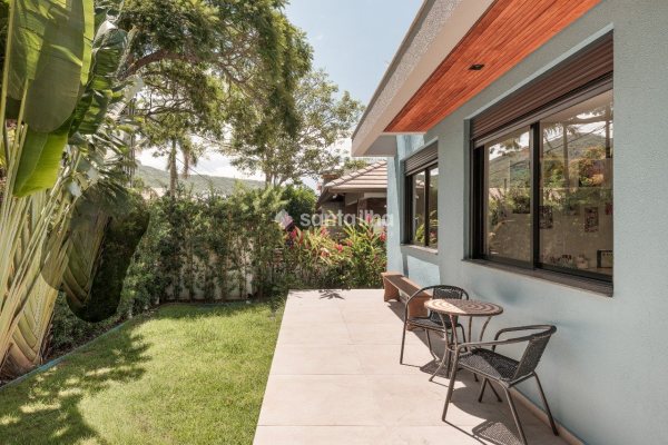 Casa à venda com 433m², 5 quartos, 3 suítes, 3 vagas no bairro Lagoa da Conceição em Florianópolis