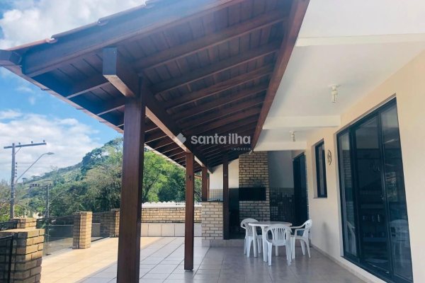 Casa à venda com 414m², 4 quartos, 2 suítes, 3 vagas no bairro Ribeirão da Ilha em Florianópolis