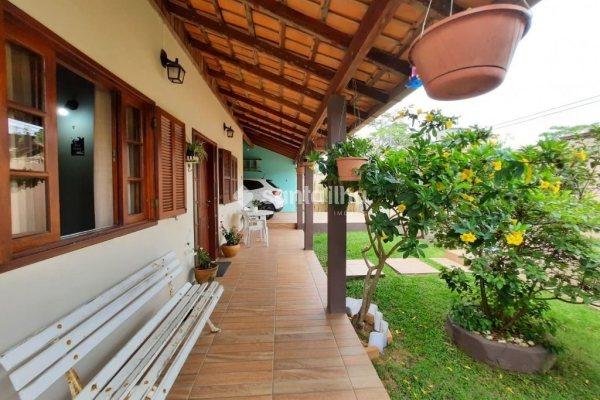 Casa à venda com 220m², 4 quartos, 2 vagas no bairro Rio Tavares em Florianópolis