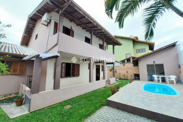 Casa à venda com 220m², 4 quartos, 2 vagas no bairro Rio Tavares em Florianópolis