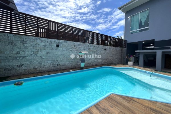 Casa para alugar com 101m², 3 quartos, 1 suíte, 1 vaga no bairro Campeche em Florianópolis