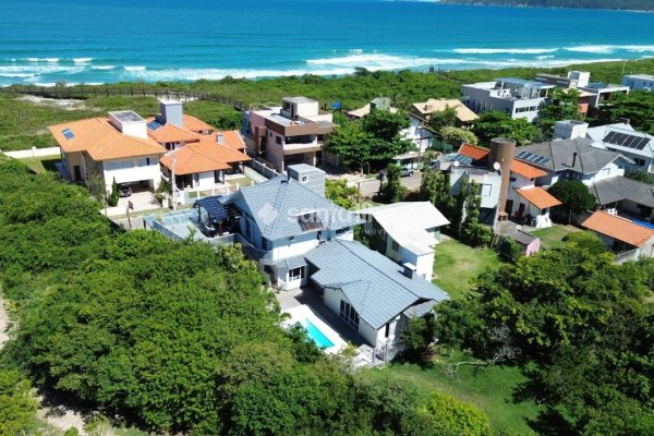 Casa em Condomínio à venda com 355m², 4 quartos, 1 suíte, 3 vagas no bairro Morro das Pedras em Florianópolis