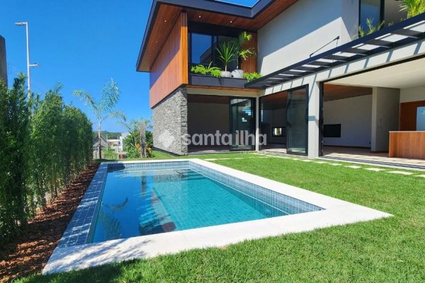 Casa à venda com 474m², 4 quartos, 4 suítes, 8 vagas no bairro Lagoa da Conceição em Florianópolis