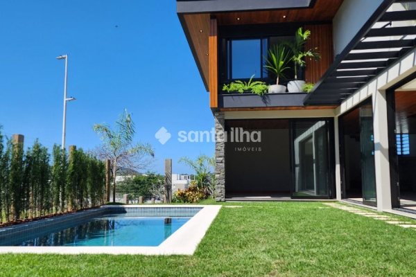 Casa à venda com 474m², 4 quartos, 4 suítes, 8 vagas no bairro Lagoa da Conceição em Florianópolis