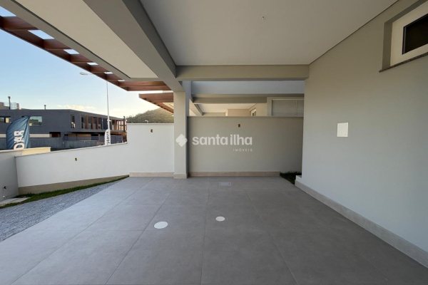 Casa à venda com 180m², 3 quartos, 3 suítes, 2 vagas no bairro Rio Tavares em Florianópolis