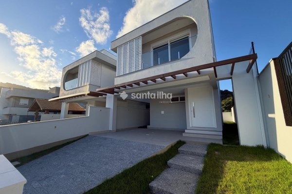 Casa à venda com 180m², 3 quartos, 3 suítes, 2 vagas no bairro Rio Tavares em Florianópolis