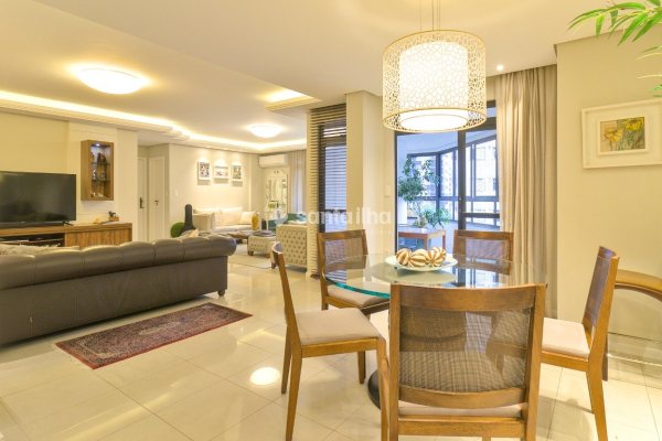 Apartamento à venda com 203m², 4 quartos, 3 suítes, 3 vagas no bairro Centro em Florianópolis