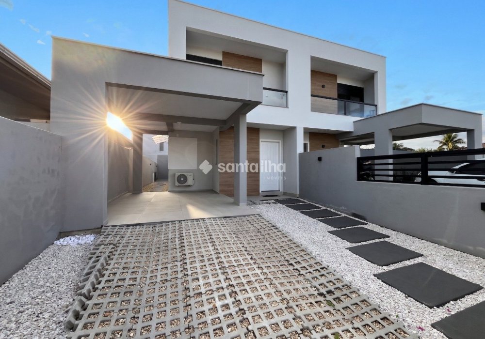 Casa para alugar com 162m², 3 quartos, 1 suíte, 2 vagas no bairro Carianos em Florianópolis - Foto 1