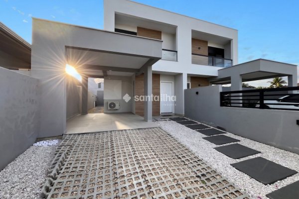 Casa para alugar com 162m², 3 quartos, 1 suíte, 2 vagas no bairro Carianos em Florianópolis