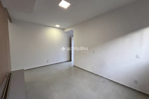 Casa para alugar com 162m², 3 quartos, 1 suíte, 2 vagas no bairro Carianos em Florianópolis