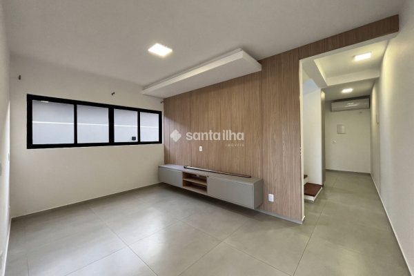 Casa para alugar com 162m², 3 quartos, 1 suíte, 2 vagas no bairro Carianos em Florianópolis