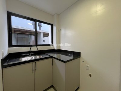 Casa para alugar com 162m², 3 quartos, 1 suíte, 2 vagas no bairro Carianos em Florianópolis - Foto 12