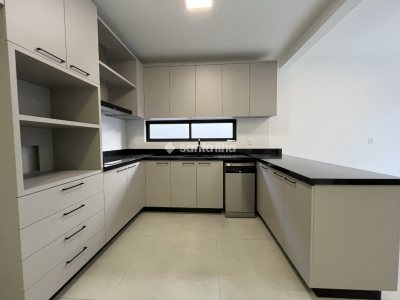 Casa para alugar com 162m², 3 quartos, 1 suíte, 2 vagas no bairro Carianos em Florianópolis - Foto 8