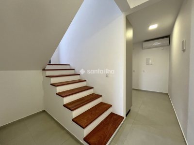 Casa para alugar com 162m², 3 quartos, 1 suíte, 2 vagas no bairro Carianos em Florianópolis - Foto 13