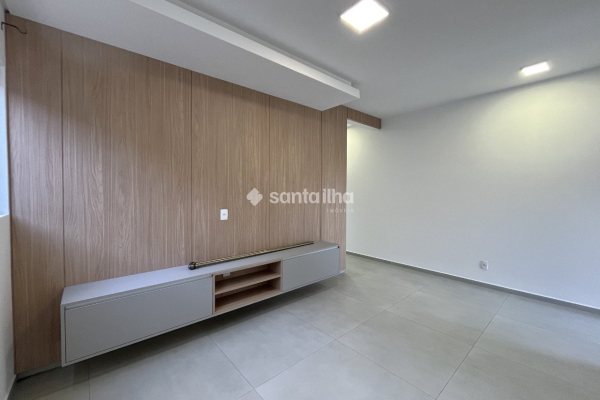Casa para alugar com 162m², 3 quartos, 1 suíte, 2 vagas no bairro Carianos em Florianópolis