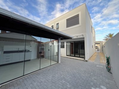 Casa para alugar com 162m², 3 quartos, 1 suíte, 2 vagas no bairro Carianos em Florianópolis - Foto 32