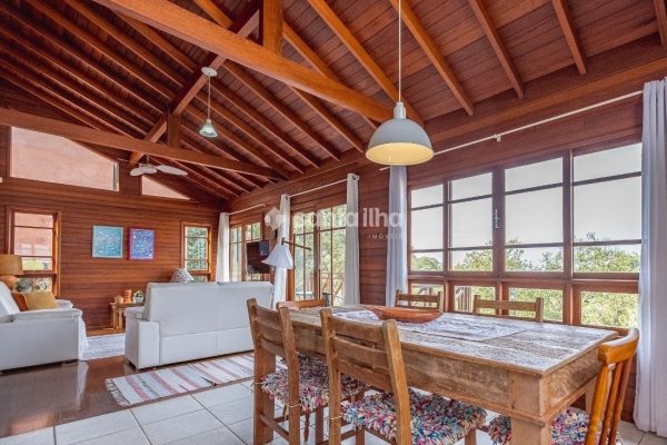 Casa à venda com 206m², 3 quartos, 3 suítes, 2 vagas no bairro Lagoa da Conceição em Florianópolis