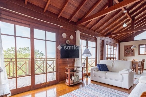 Casa à venda com 206m², 3 quartos, 3 suítes, 2 vagas no bairro Lagoa da Conceição em Florianópolis