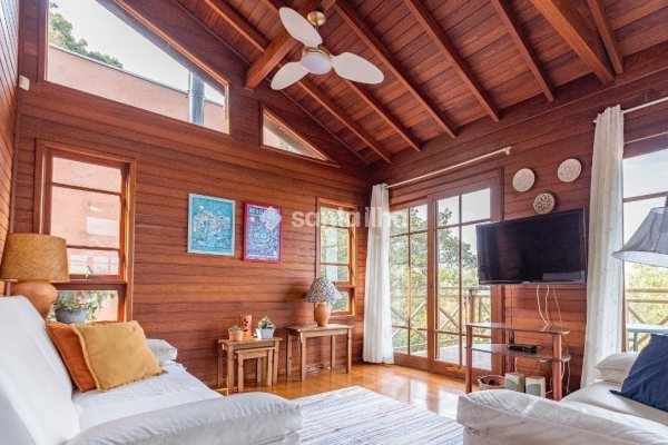Casa à venda com 206m², 3 quartos, 3 suítes, 2 vagas no bairro Lagoa da Conceição em Florianópolis
