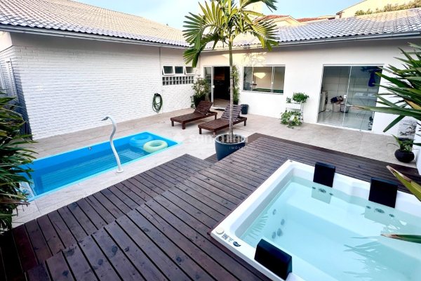 Casa à venda com 260m², 4 quartos, 1 suíte, 2 vagas no bairro Campeche em Florianópolis