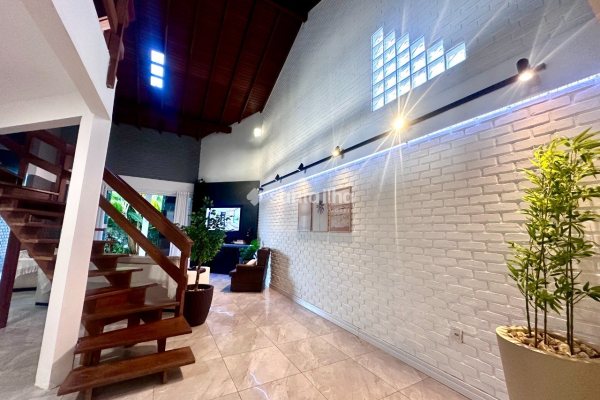 Casa à venda com 260m², 4 quartos, 1 suíte, 2 vagas no bairro Campeche em Florianópolis