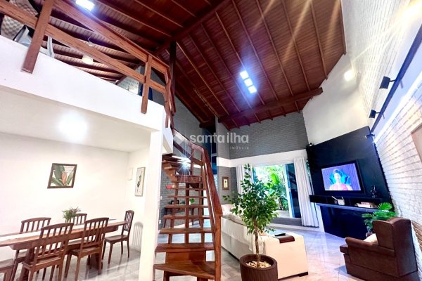 Casa à venda com 260m², 4 quartos, 1 suíte, 2 vagas no bairro Campeche em Florianópolis