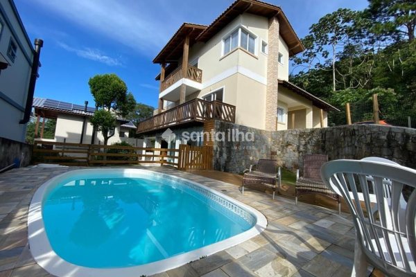 Casa à venda com 330m², 4 quartos, 1 suíte, 4 vagas no bairro Campeche em Florianópolis