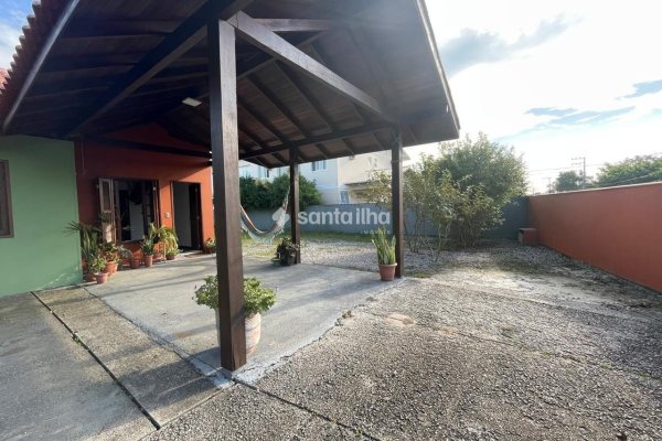 Casa à venda com 85m², 2 quartos, 1 suíte, 2 vagas no bairro Campeche em Florianópolis