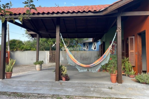 Casa à venda com 85m², 2 quartos, 1 suíte, 2 vagas no bairro Campeche em Florianópolis