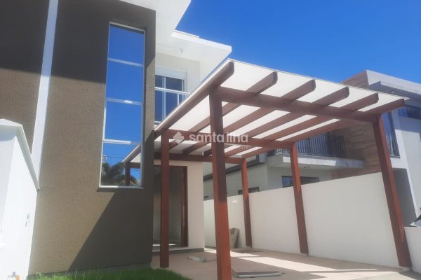 Casa à venda com 143m², 3 quartos, 1 suíte, 2 vagas no bairro Carianos em Florianópolis
