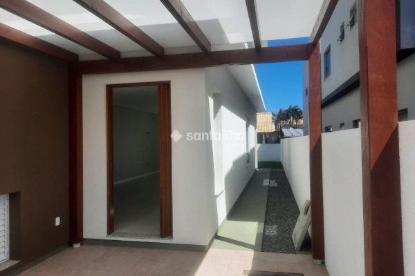 Casa à venda com 143m², 3 quartos, 1 suíte, 2 vagas no bairro Carianos em Florianópolis