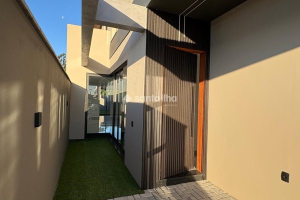 Casa à venda com 128m², 3 quartos, 2 suítes, 1 vaga no bairro Campeche em Florianópolis