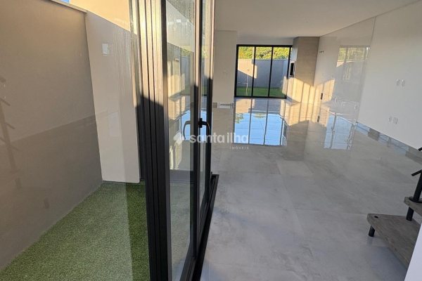 Casa à venda com 128m², 3 quartos, 2 suítes, 1 vaga no bairro Campeche em Florianópolis