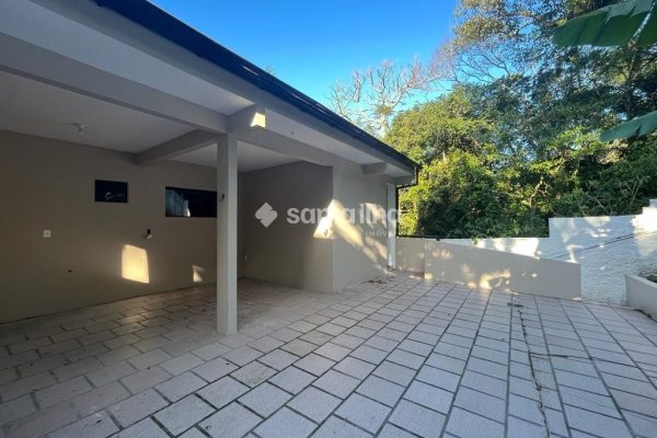 Casa à venda com 220m², 5 quartos, 1 suíte, 2 vagas no bairro Pântano do Sul em Florianópolis