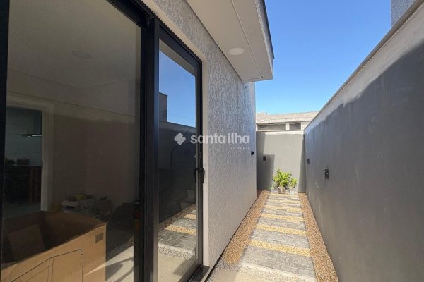 Casa para alugar ou comprar com 158m², 3 quartos, 3 suítes, 2 vagas no bairro Campeche em Florianópolis