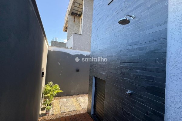 Casa para alugar ou comprar com 158m², 3 quartos, 3 suítes, 2 vagas no bairro Campeche em Florianópolis