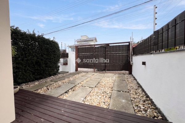 Casa para alugar com 146m², 3 quartos, 2 suítes, 2 vagas no bairro Rio Tavares em Florianópolis