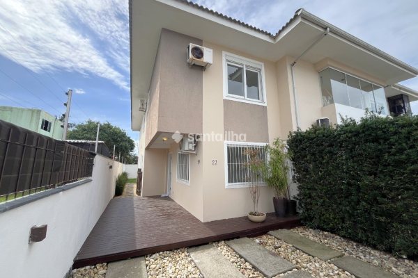 Casa para alugar com 146m², 3 quartos, 2 suítes, 2 vagas no bairro Rio Tavares em Florianópolis