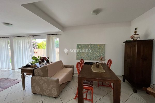 Casa para alugar com 220m², 3 quartos, 3 suítes, 2 vagas no bairro Rio Tavares em Florianópolis