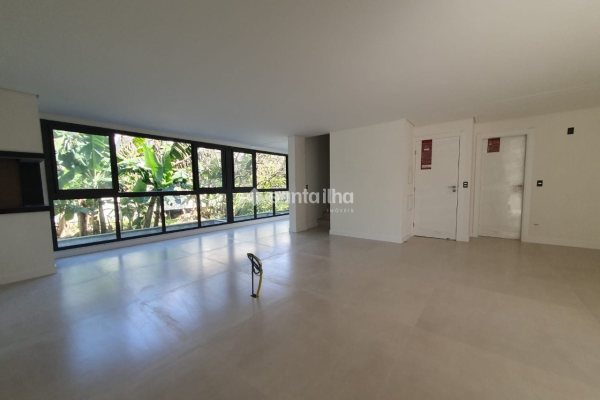 Casa à venda com 196m², 3 quartos, 1 suíte, 2 vagas no bairro Córrego Grande em Florianópolis