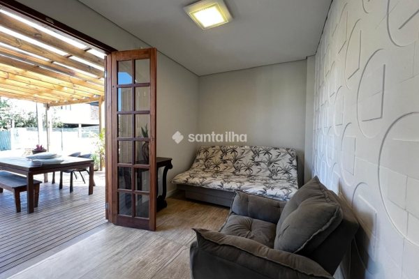 Casa em Condomínio à venda com 166m², 3 quartos, 2 suítes, 4 vagas no bairro Campeche em Florianópolis